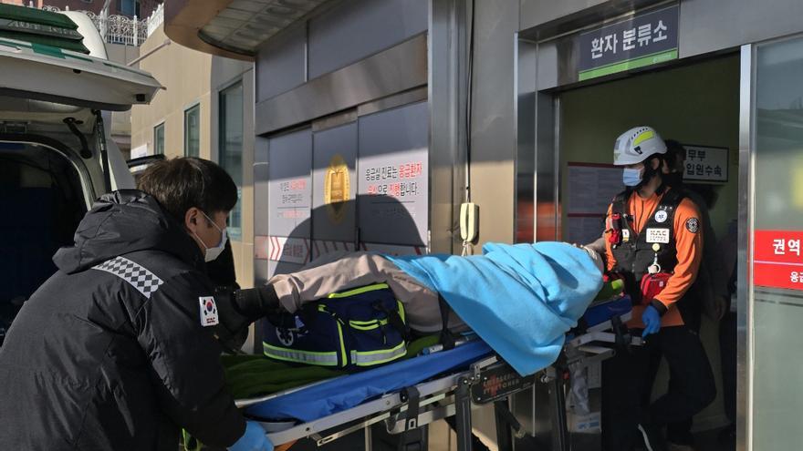 Llega al hospital de Seúl uno de los dos supervivientes del accidente de avión