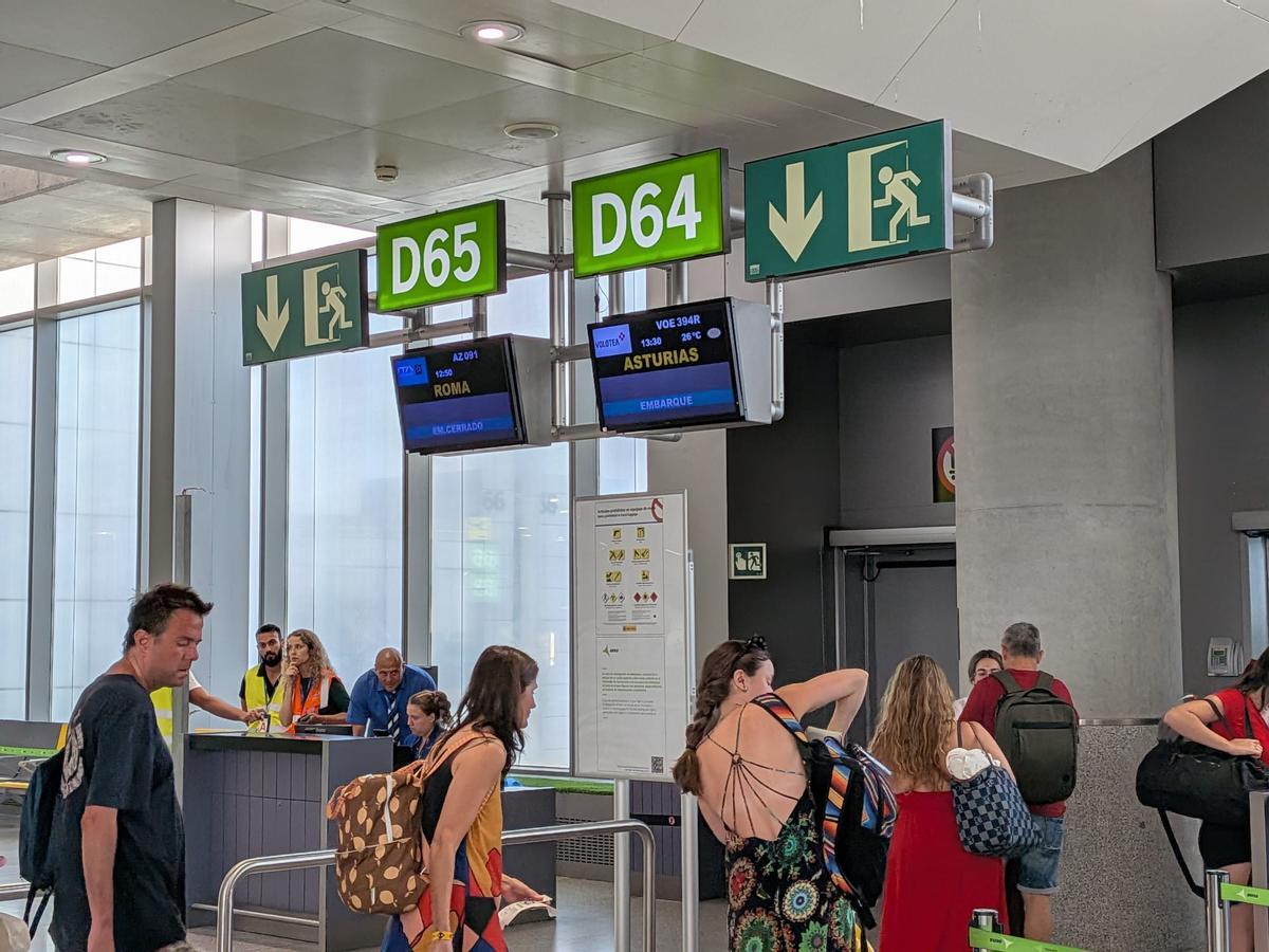 Pasajeros, embarcando en el avión