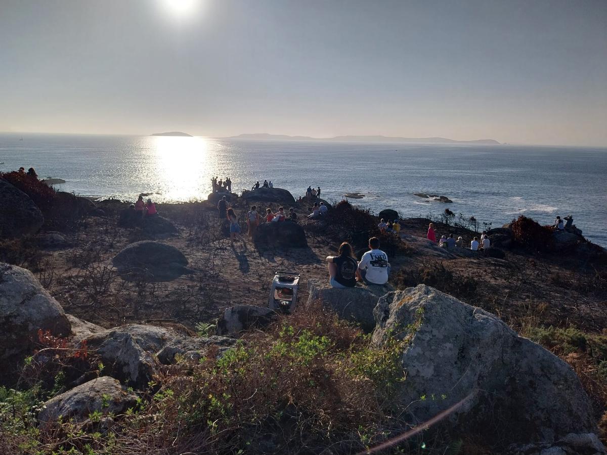 Vecinos y visitantes en Cabo Udra para el eclipse solar. Vecinos y visitantes en Cabo Udra para el eclipse solar.