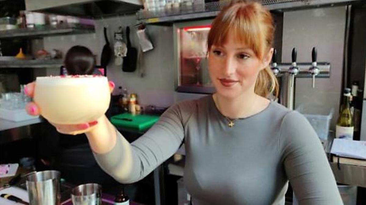 La 'barwoman' Paula Pedra con el cóctel de ron, churros y horchata de Dead End Paradise BCN.