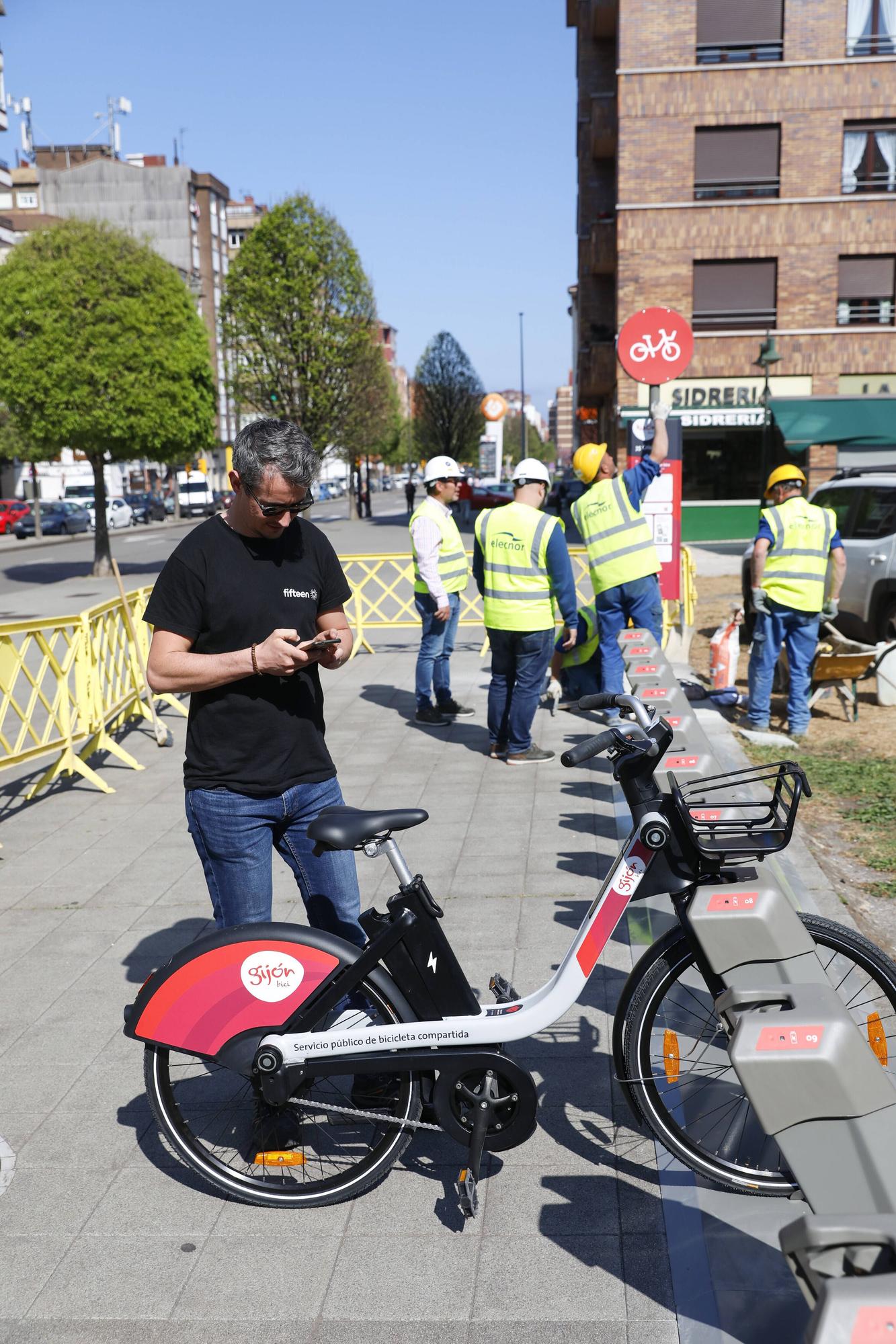 En imágenes: Arranca la instalación de las nuevas estaciones de la red de bicicletas eléctricas en Gijón