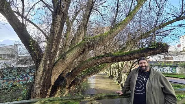 David Eyo, «El hombre del bosque», nos enseña como recolectar ortigas y más curiosidades sobre la flora de Castrelos
