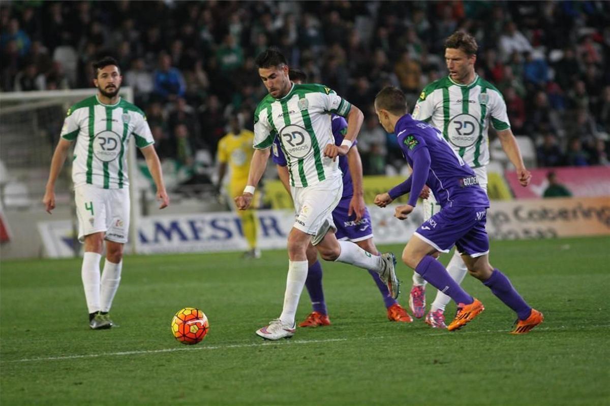 Luso conduce el esférico durante el Córdoba CF-Leganés de 2016, último enfrentamiento ante los pepineros.