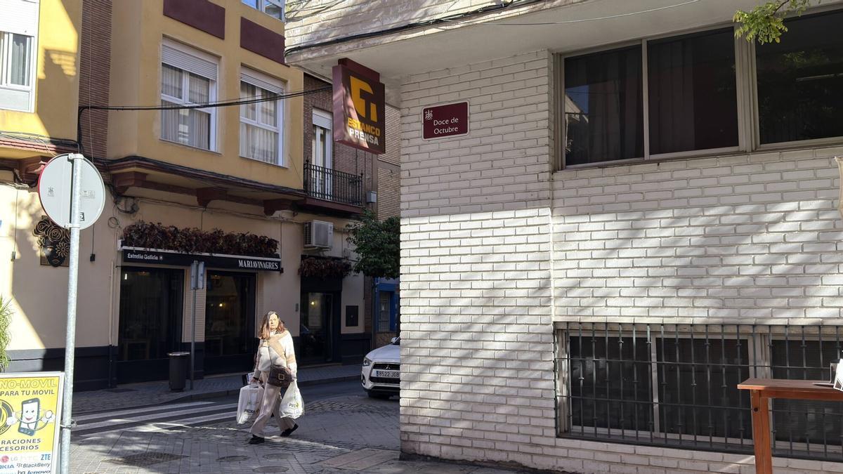 Una mujer camina por la calle Doce de Octubre.