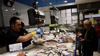 La gran descarga de bocarte colma las pescaderías y conserveras de Gijón: "Es lo que más se vende, tiene mucha calidad"