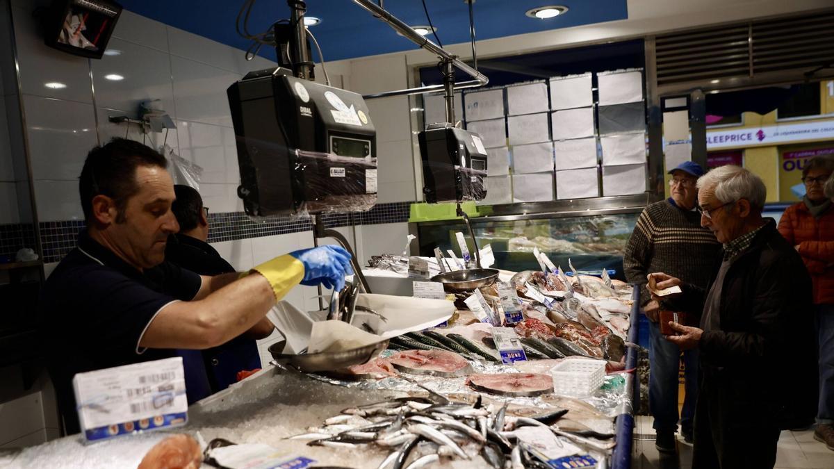 VÍDEO: La gran bocartada colma las pescaderías y conserveras de Gijón