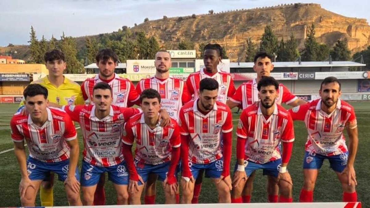 Los jugadores del Monzón, antes del partido contra el CD Zuera en el Isidro Calderón.