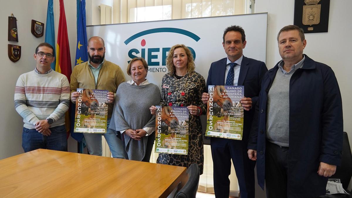 Por la izquierda, Rafael Bueno, director del Mercado Nacional de Ganados; Adrián Lagar, presidente de ACGEMA; Ana Nosti, concejala de Festejos, Mercados y Bienestar Animal, y Rocío Sánchez, Óscar Martínez y Javier Nievas, de Caja Rural