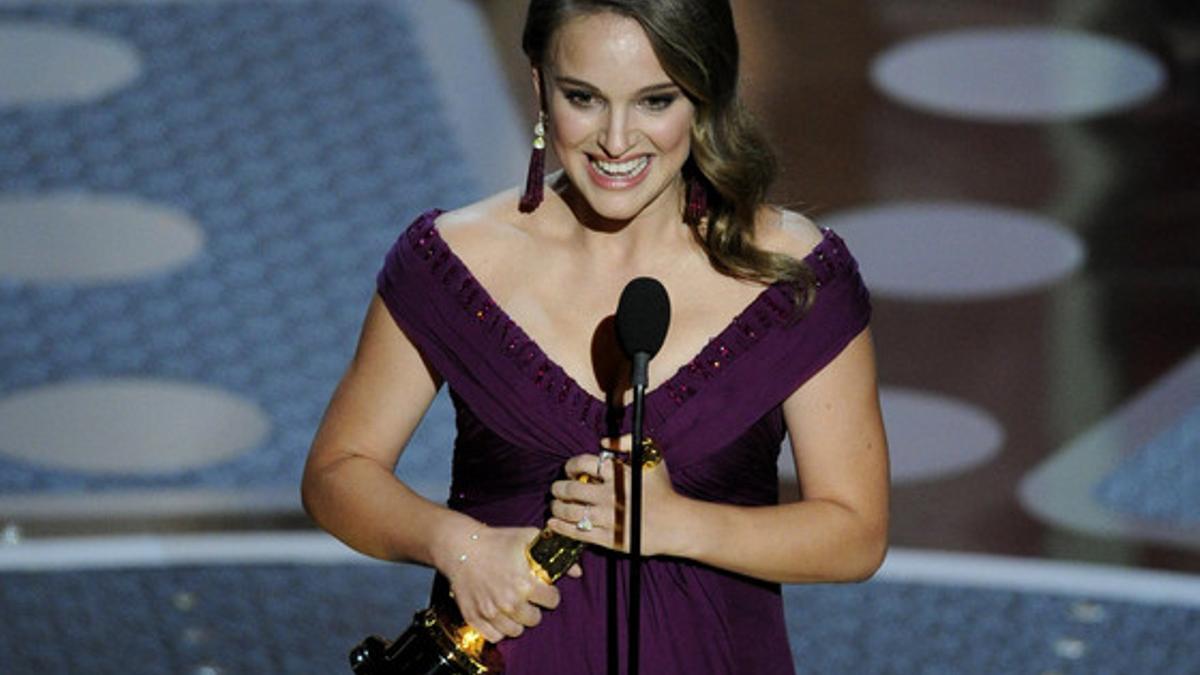 Natalie Portman recoge el Oscar a la mejor actriz por 'El cisne negro'.