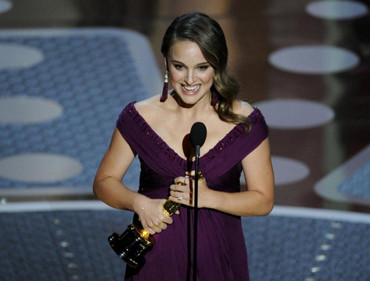 Natalie Portman recull l’Oscar a la millor actriu per ’El cisne negro’.