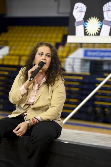 La diputada Carla Antonelli, con estudiantes de Secundaria en el Centro Insular de Deportes