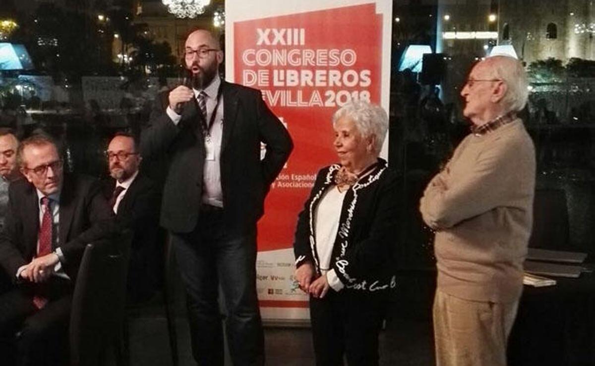 Los libreros premian a Paco Puche