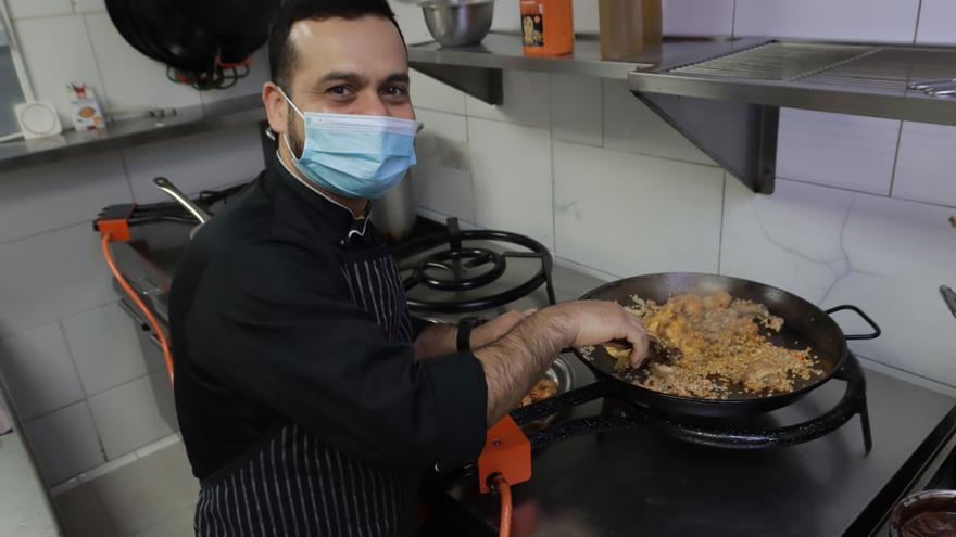 Henry, chef de El Cigró, elaborando un arroz con rape, langostino y sepionet