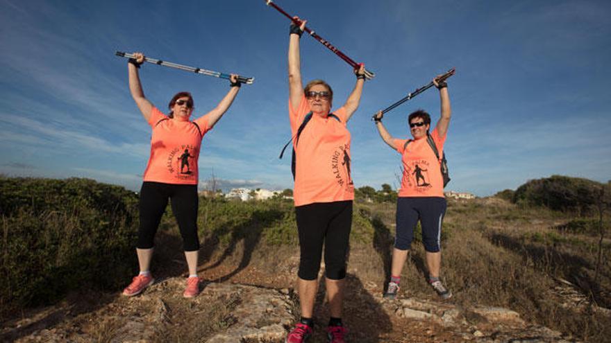 Tres mujeres participan en una ruta en el Cap Enderrocat.