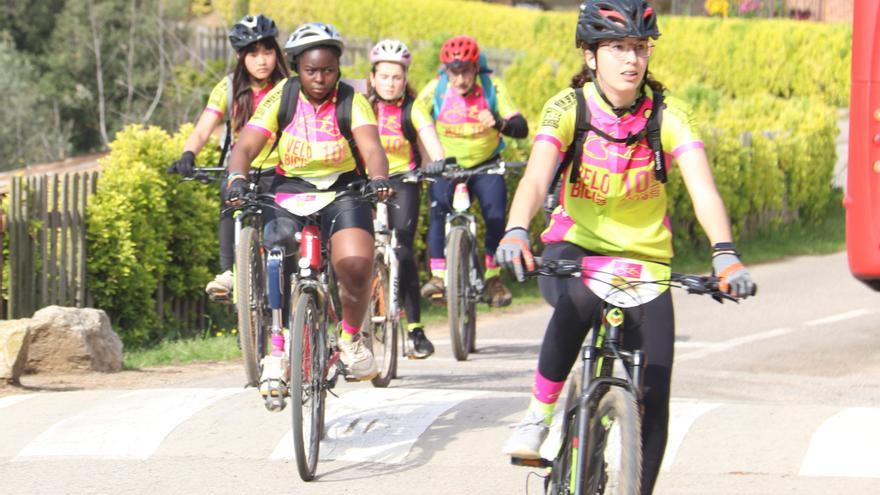 L&#039;institut de Santa Coloma de Farners acull estudiants de Menorca per mostrar-los la Selva en bici