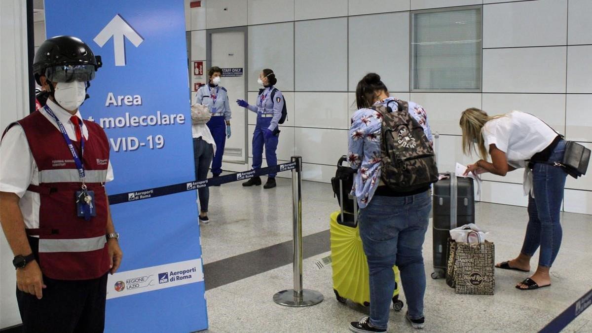 Control de pasajeros en el aeropuerto romano de Fiumicino, el 19 de agosto del 2020