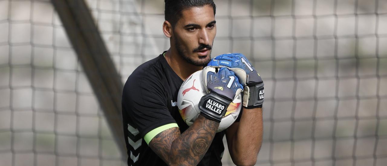 Álvaro Valles, portero de la UD, en un entrenamiento en Barranco Seco.