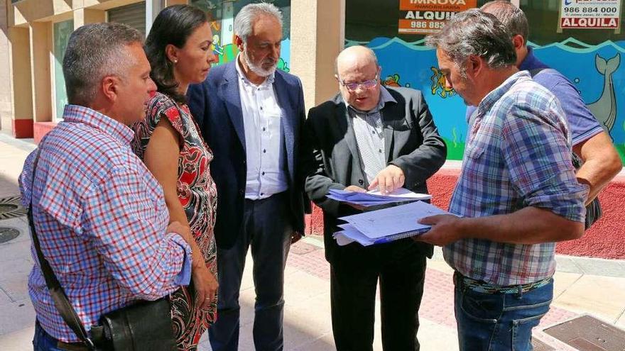 La alcaldesa, con el delegado de la Xunta, comprueban el inicio de los trabajos. // S.A.