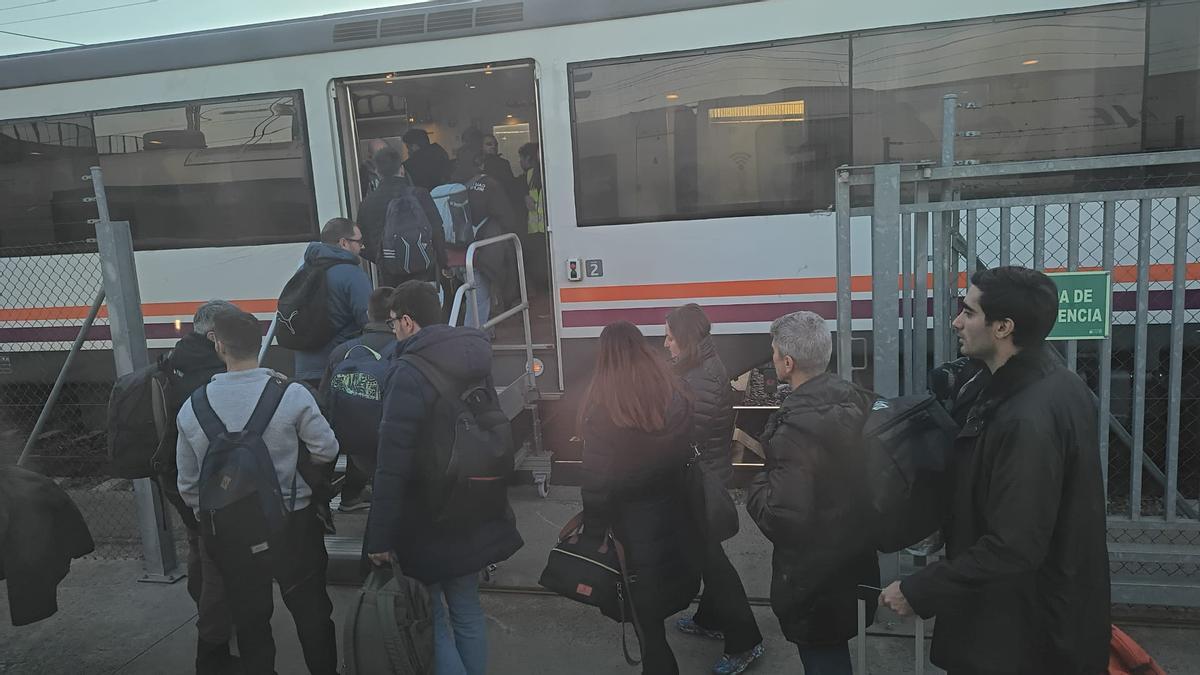 Los viajeros, subiendo al tren en el que se trasladarán hasta León.