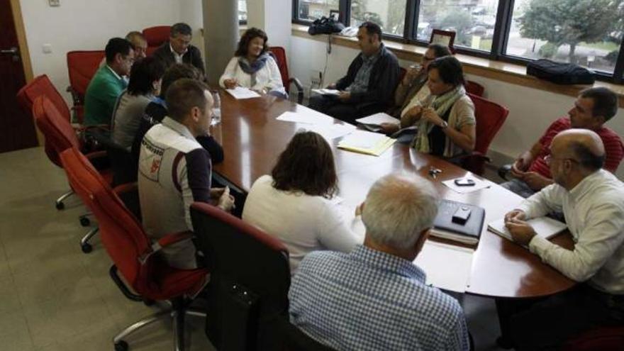 Reunión del gobierno de Moaña con trabajadores del Concello, ayer en el Ayuntamiento.  // Carmen G.