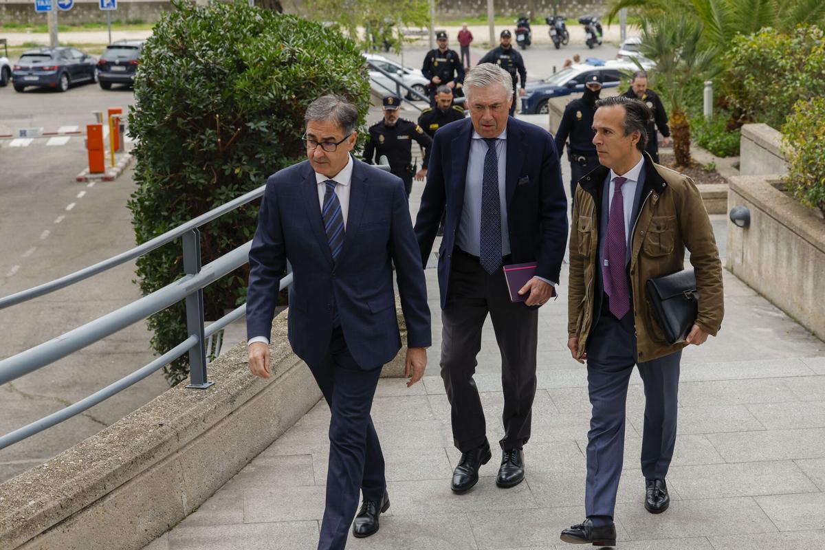El entrenador del Real Madrid, Carlo Ancelotti (c) junto a sus abogados a su llegada este miércoles a la Audiencia Provincial de Madrid donde se le juzga por defraudar presuntamente algo más de un millón de euros a Hacienda y para quien la Fiscalía pide cuatro años y nueve meses de prisión