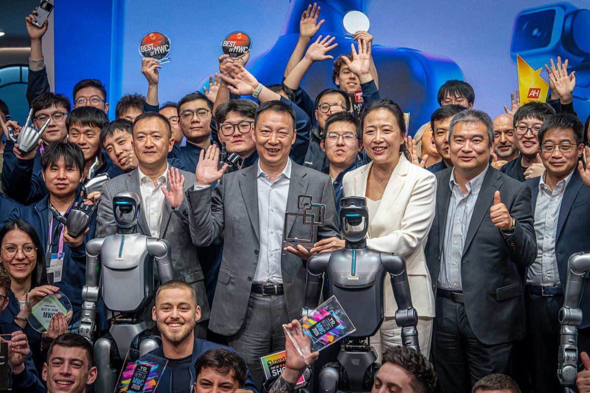 Barcelona 04/03/2026 Barcelona. Ambiente al cierre del tercer día del MWC 2026. AUTOR: MANU MITRU