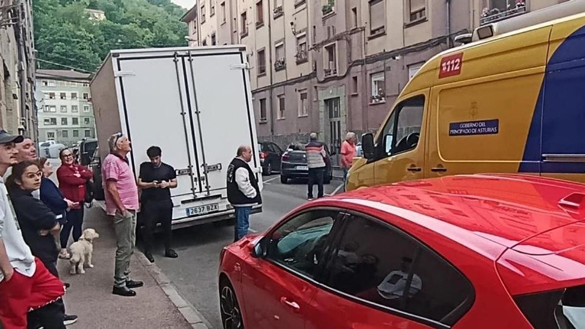 Un grupo de vecinos, contemplando el operativo.