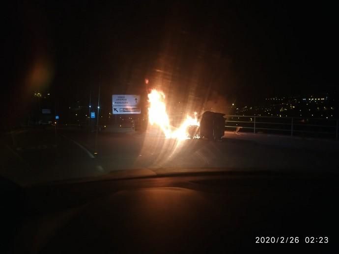 Incendio de tres contenedores en Cuesta Ramón (Telde)