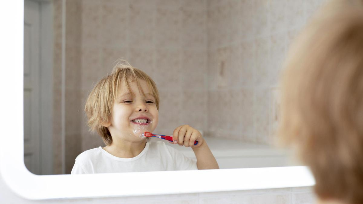 Un niño que aprende a cuidar su boca puede evitar infecciones, dolor, ausencias escolares y gastos médicos futuros.
