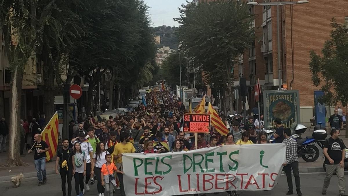 Unos mil manifestantes se movilizan en Santa Coloma contra la sentencia del 'procés'.