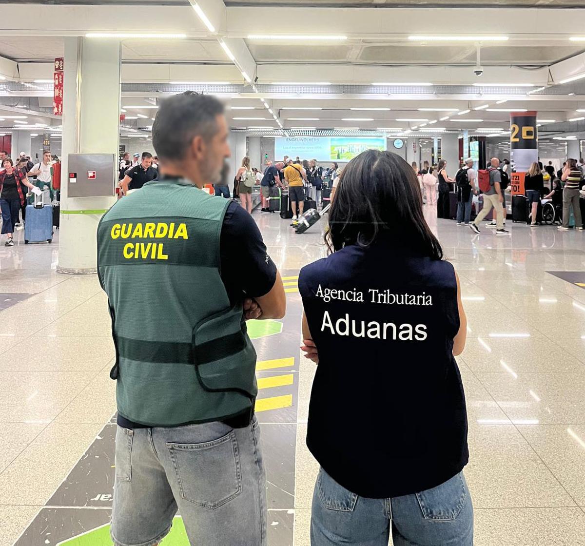 Un guardia civil y una agente de Aduanas, durante una vigilancia en Son Sant Joan.