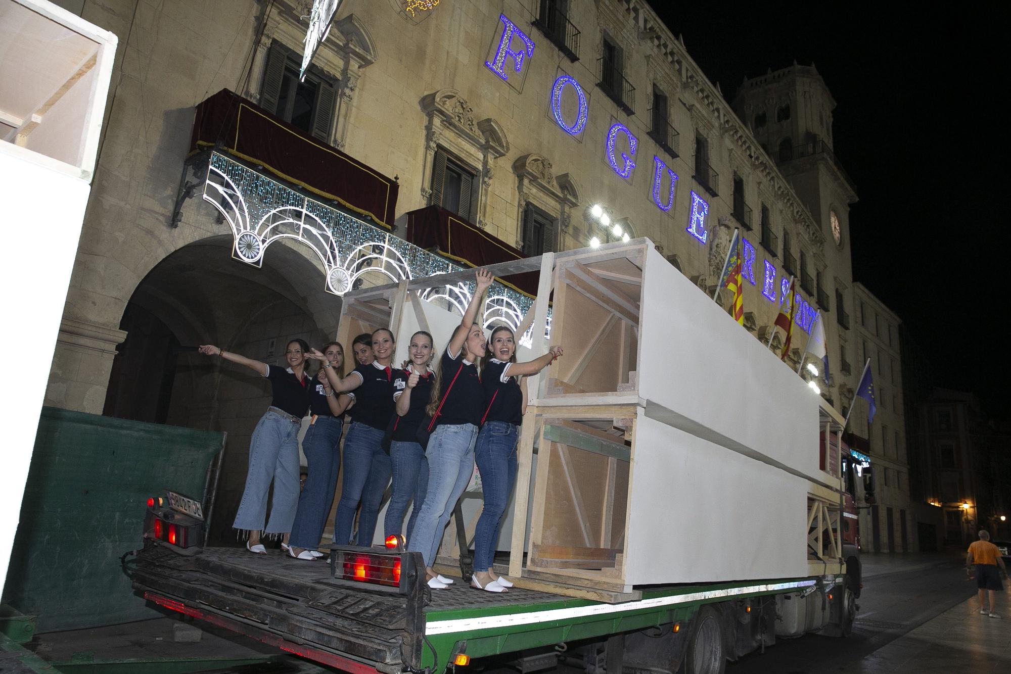 Espadero deposita en la plaza del Ayuntamiento los elementos más voluminosos de la Hoguera Oficial