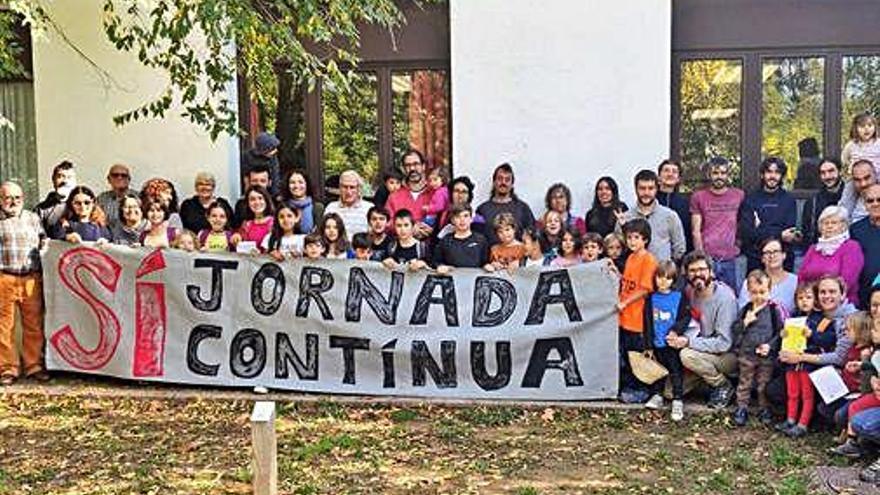 Alumnes, pares i mestres demanant la jornada contínua.