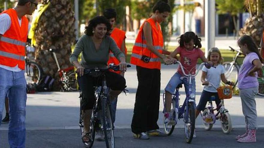 Los asistentes aprendieron a montar en bicicleta en el Bulevar del Pla