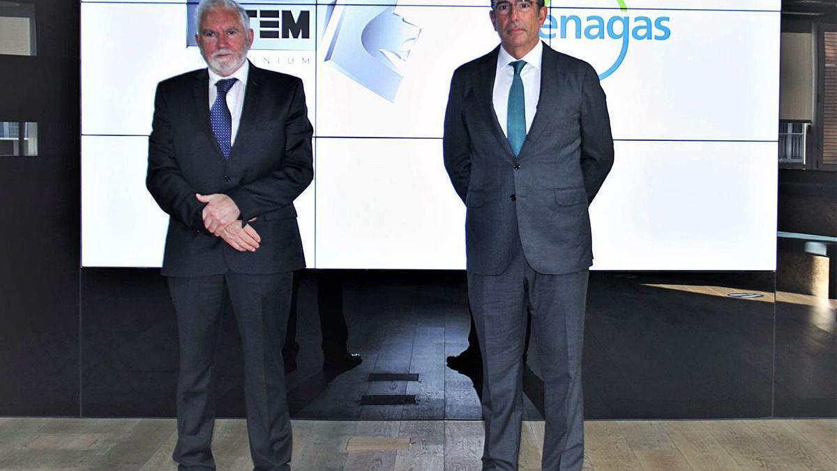 A la izquierda, Macario Fernández, presidente ejecutivo de LatemAluminium y, a la derecha, Marcelino Oreja, consejero delegado de Enagás. | Cedida