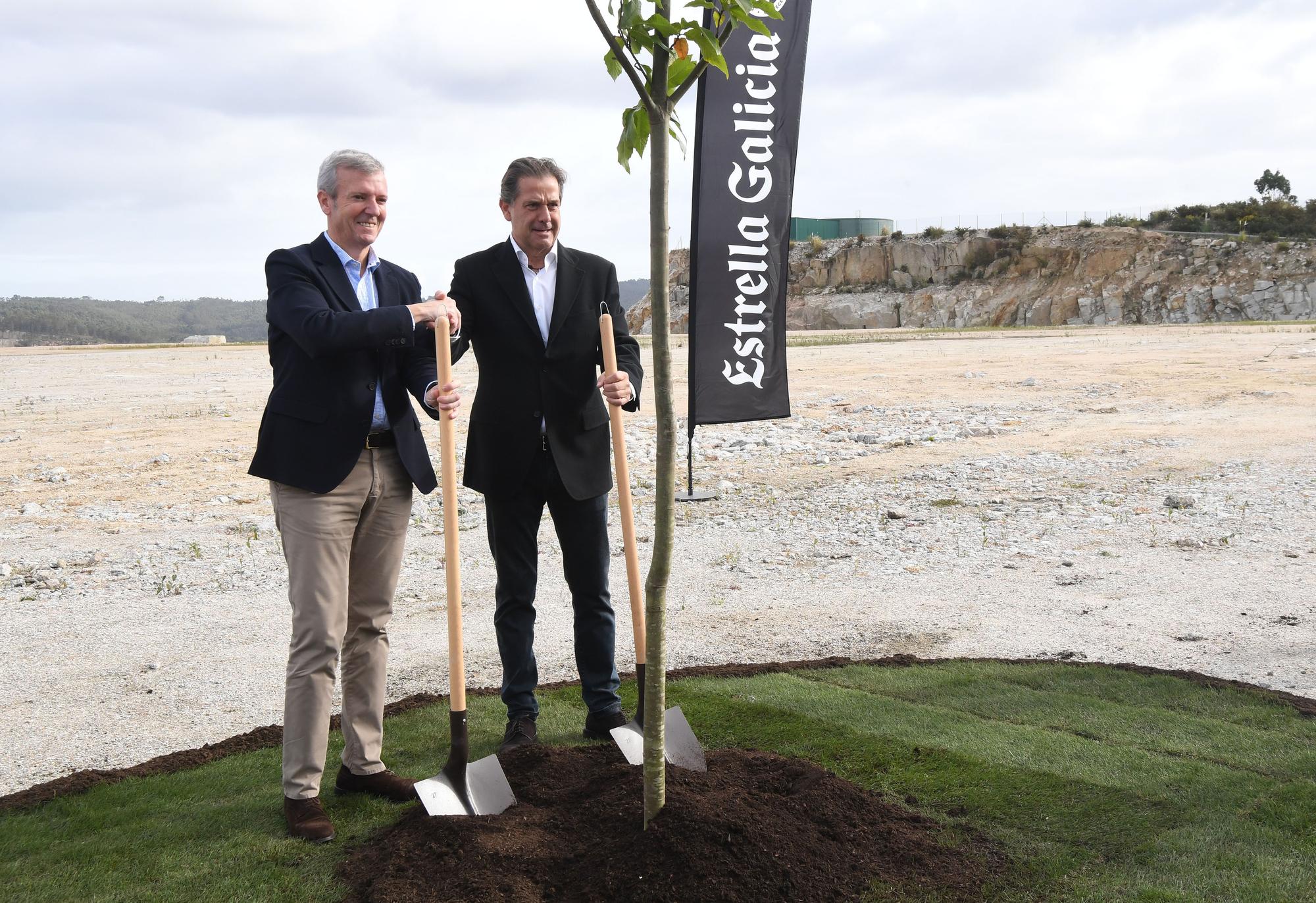 Primera piedra de la nueva fábrica de Estrella Galicia en Morás (Arteixo)