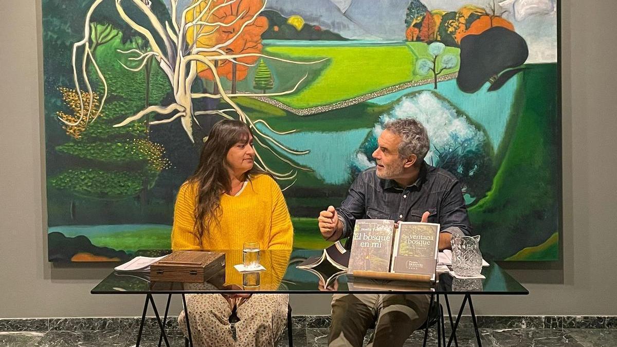 Noelia Velasco y Rafael Gutiérrez Testón, esta tarde, en el Museo Evaristo Valle con la obra Circum de Juan Antón a sus espaldas.