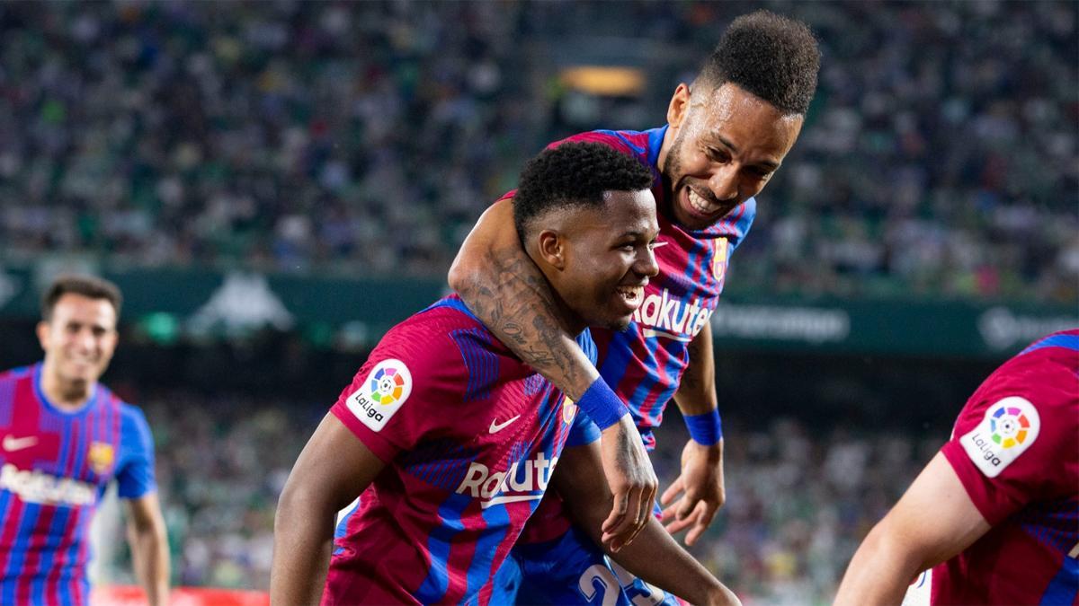 Ansu Fati celebra su gol ante el Betis con Aubameyang