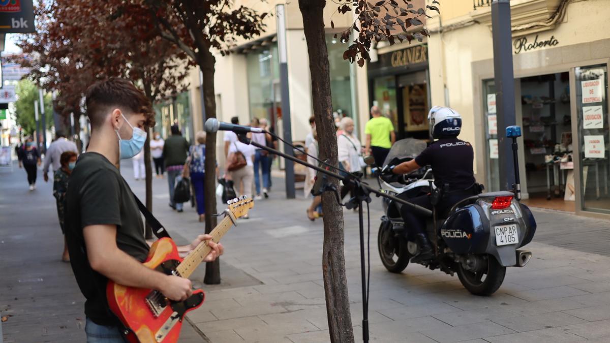 Un agente de la Policía Nacional patrulla en moto por la calle Menacho.