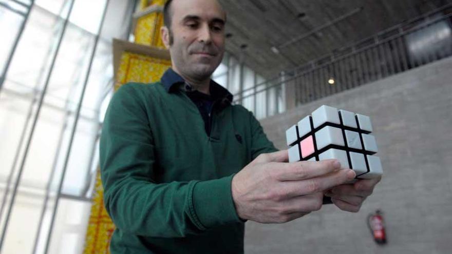 El campeón del mundo de velocidad al hacer un cubo de Rubik, Ernesto Fernández, en la presentación.