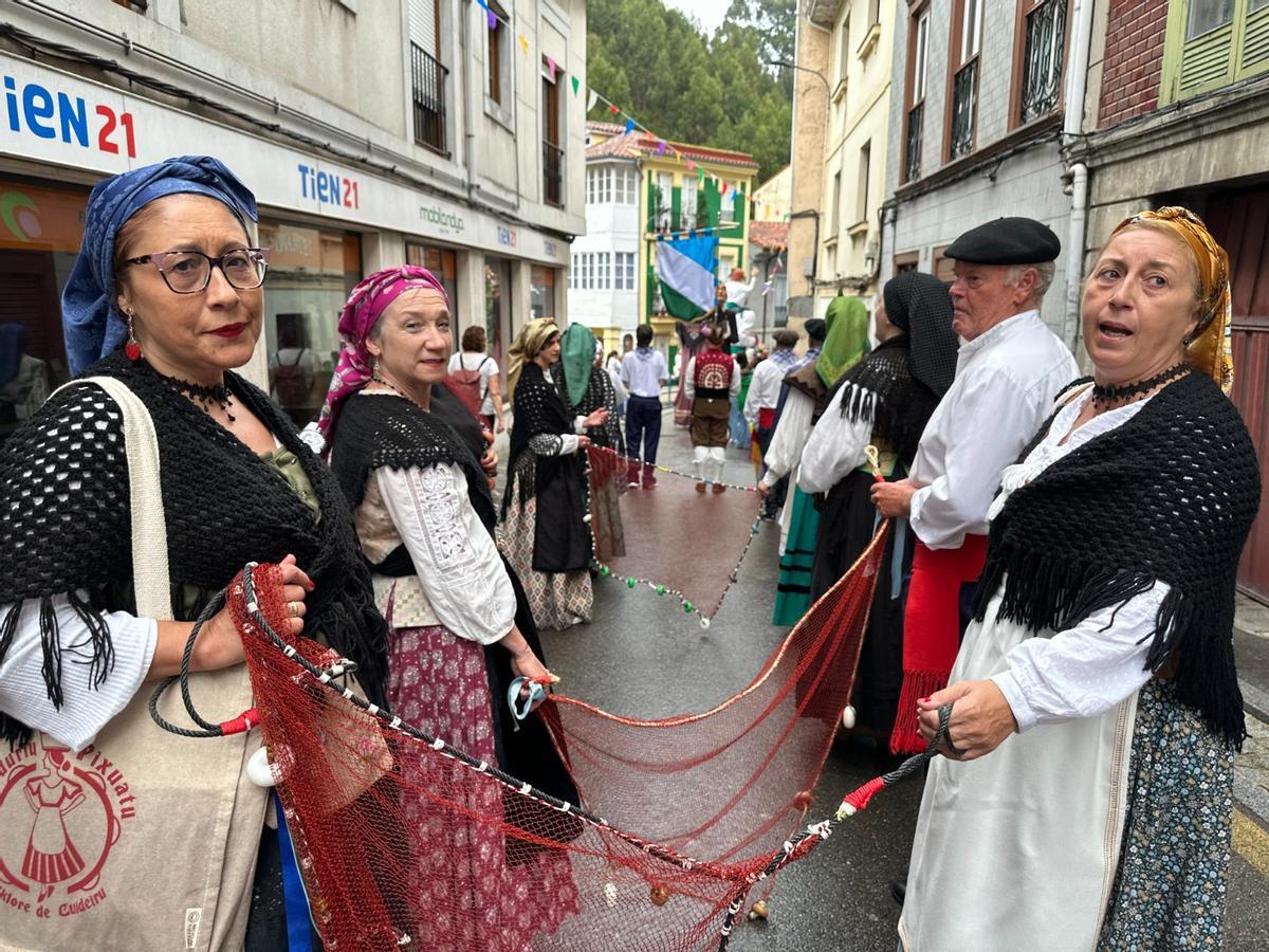 El desfile más esperado en Cudillero: gaitas, bailes 'pixuatus' y gigantes y cabezudos de Murcia