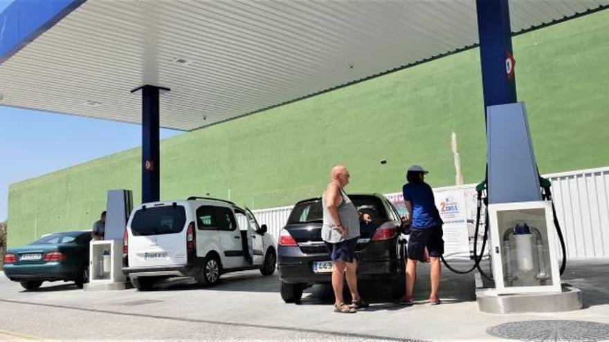 Un cliente reposta gasolina en una de las nuevas gasolineras en Santa Pola denominadas «low cost».