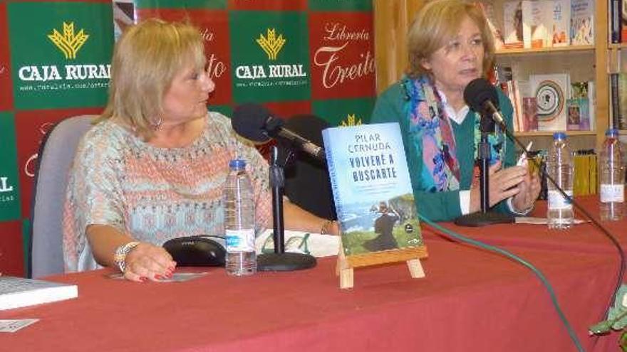 La profesora Inés Gómez y Pilar Cernuda, ayer, en Cangas del Narcea.