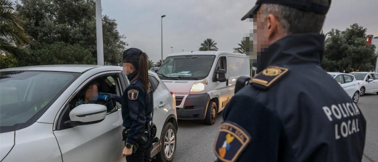 El control que los agentes de la Policía Local de Elche realizaron durante la tarde de ayer en el Parque Empresarial de Torrellano.