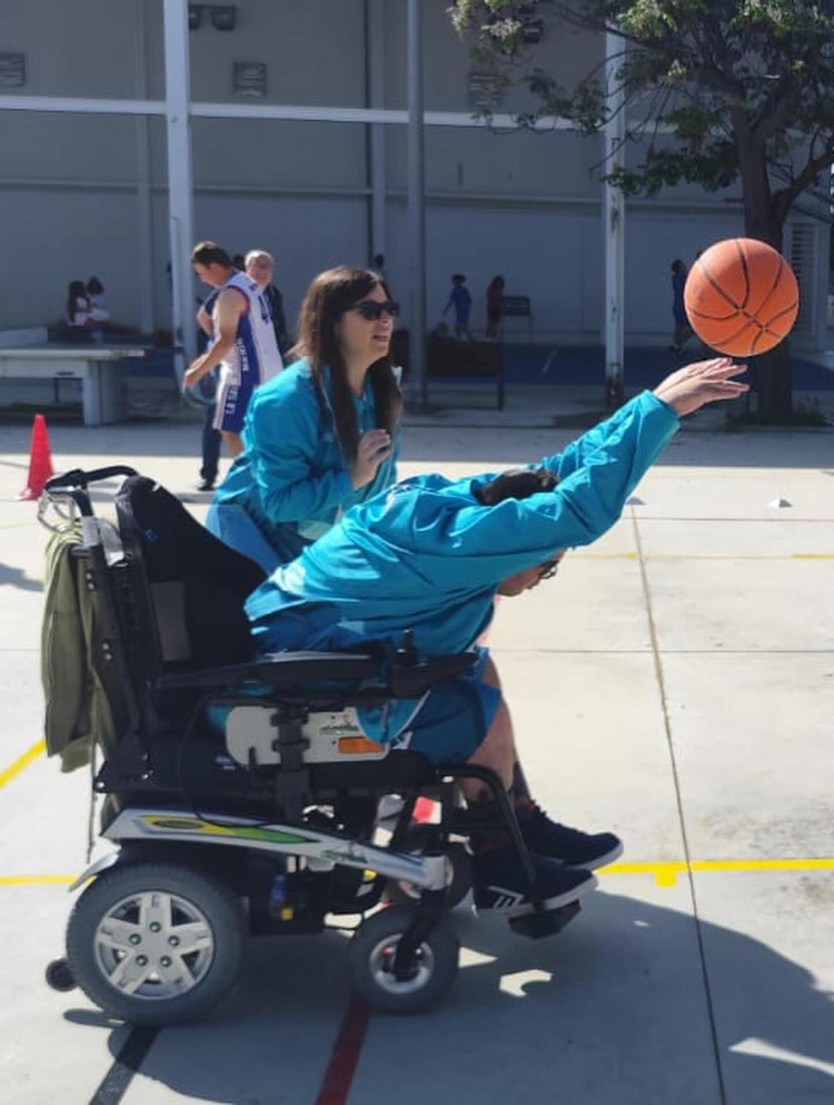 Un esportista jugant a bàsquet