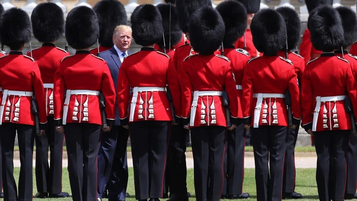 Trump pasa revista a la guardia de honor en el Palacio de Buckingham, en Londres.