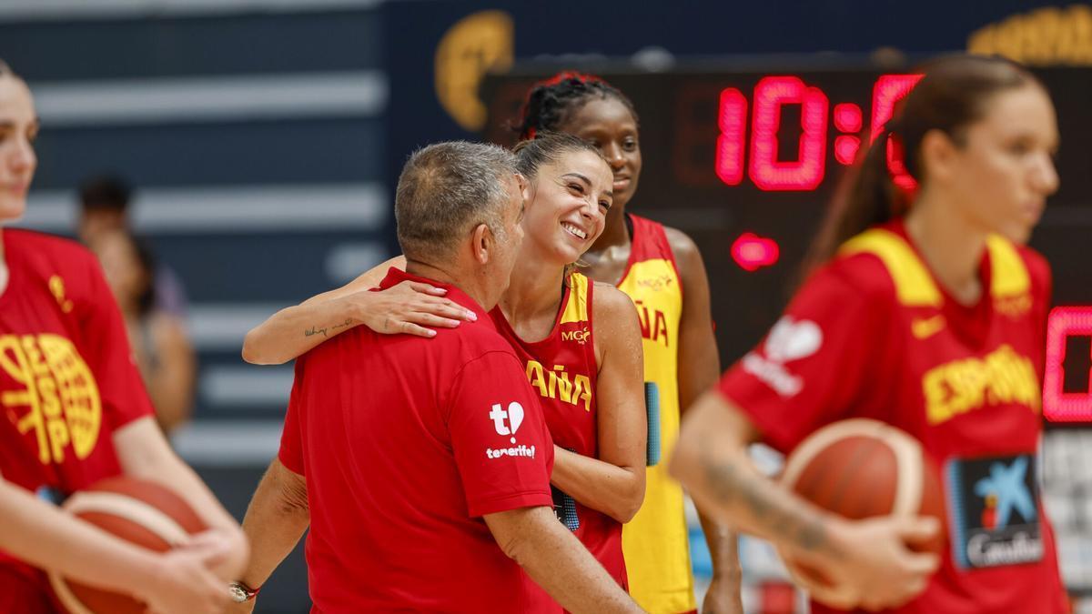 El técnico de la selección femenina de baloncesto Miguel Méndez y la jugadora Mariona Ortiz, durante el entrenamiento del equipo de cara a la preparación del Mundial 2026, este viernes en el pabellón Triángulo de Oro de Madrid.