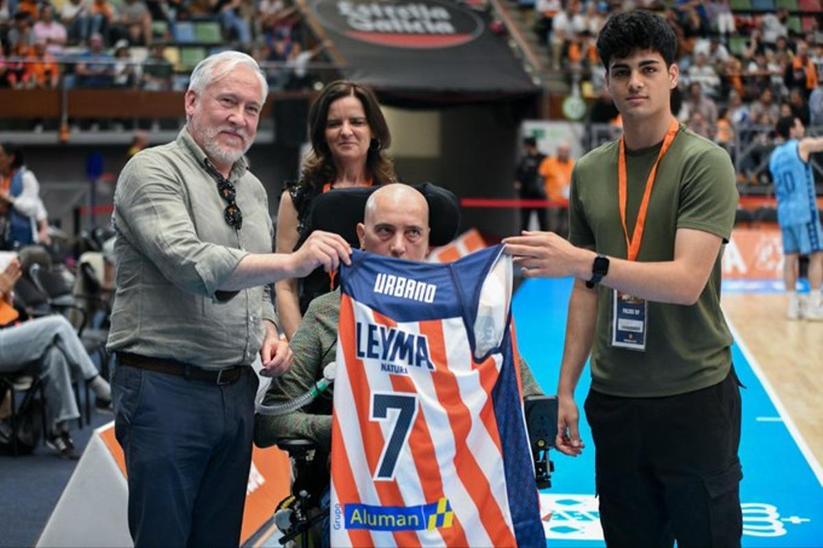 Urbano González, en el centro, con el presidente Pablo de Amallo a la izquierda