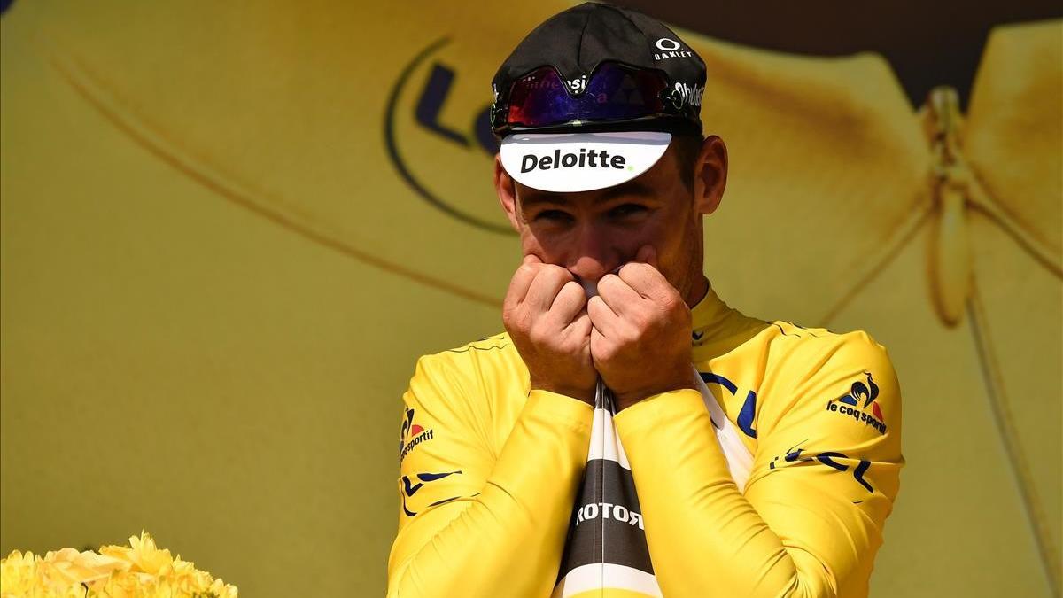 Cavendish con el jersey amarillo del Tour, en el 2016.