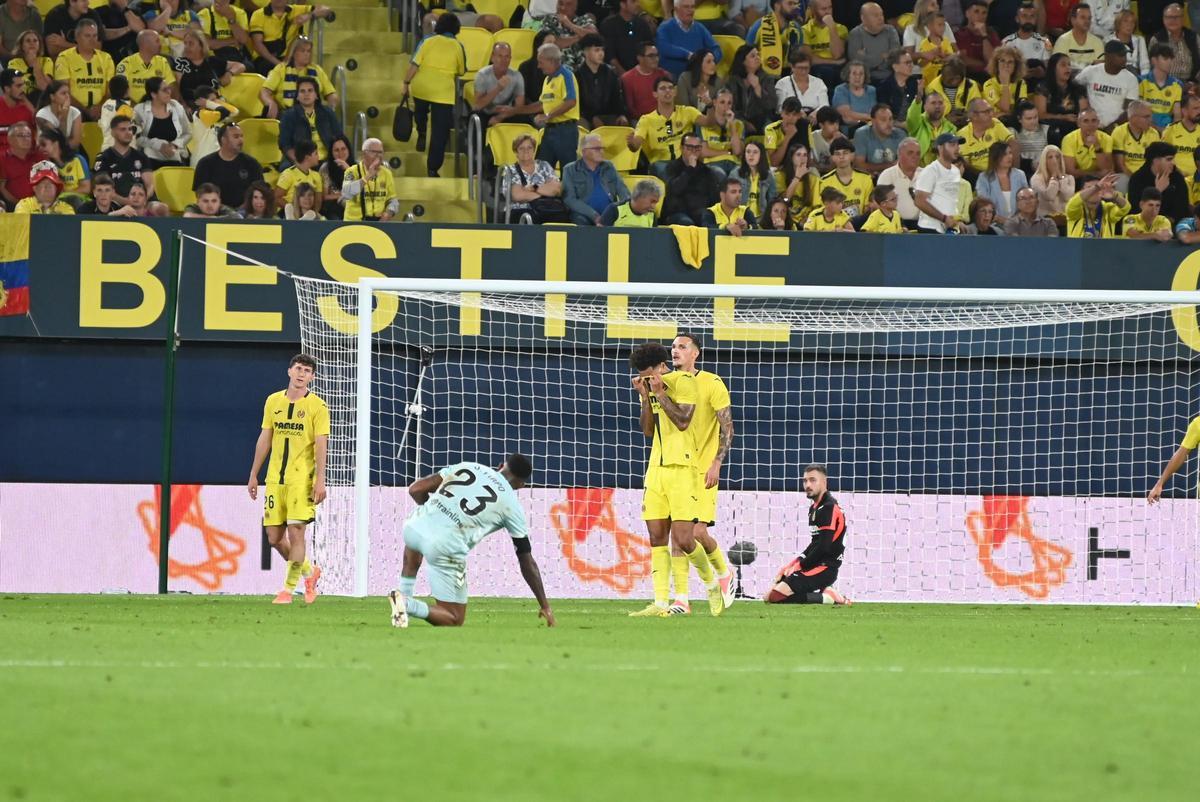Los jugadores del Villarreal lamentan el empate ante el Betis.